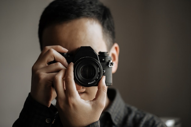 L'homme détient le film vintage