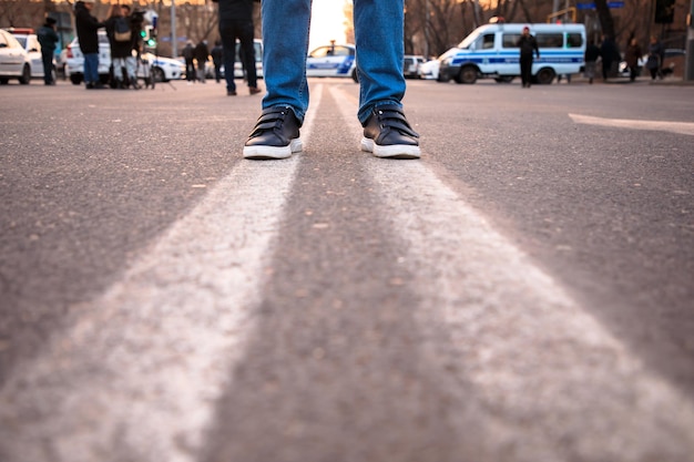 Homme en deux lignes blanches