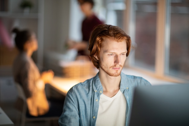 Homme, devant, ordinateur