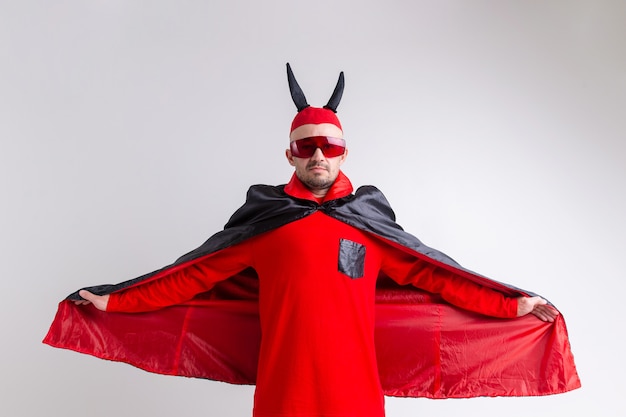 Homme Diabolique étrange à Lunettes De Soleil Et Costume D'halloween Rouge Noir Posant