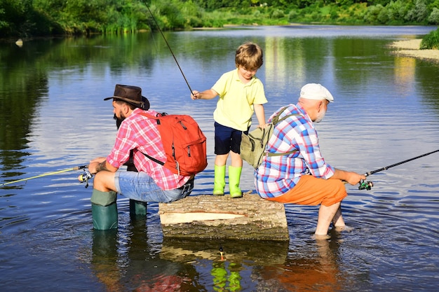 Homme à différents âges Père et fils pêche pêcheur heureux avec canne à pêche passe-temps et activités sportives