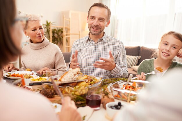 L'homme dîne avec sa famille