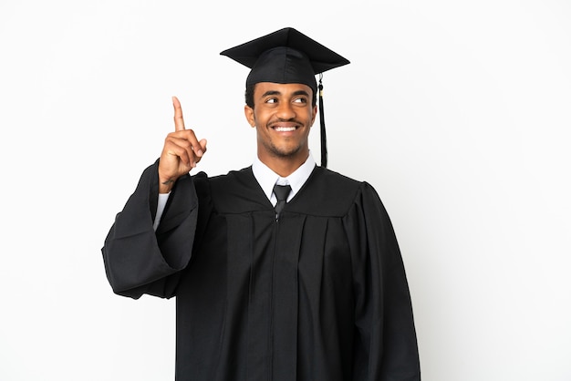 Homme diplômé d'une université afro-américaine sur fond blanc isolé dans l'intention de réaliser la solution tout en levant un doigt vers le haut