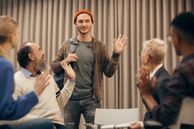 L'homme dit au revoir aux gens