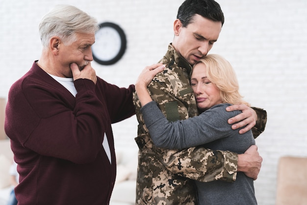 Photo l'homme dit au revoir à sa famille et à ses parents.