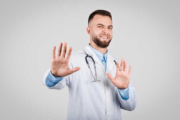 Homme docteur faisant des gestes arrêter avec les mains