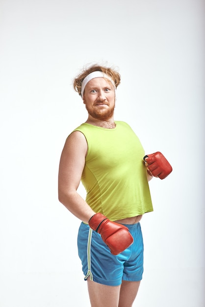 Homme Dodu Barbu Aux Cheveux Rouges Portant Des Vêtements De Sport Et Des Gants De Boxe Rouges