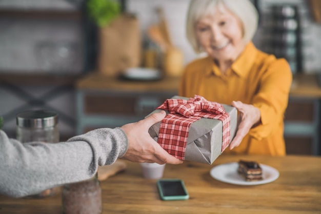 Photo homme donnant un cadeau à sa maman