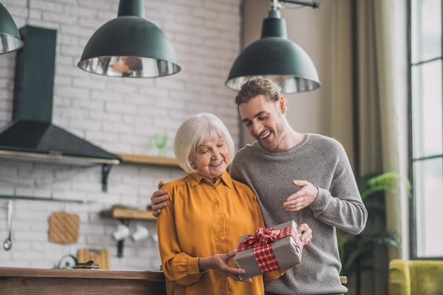 Photo homme donnant un cadeau à sa maman