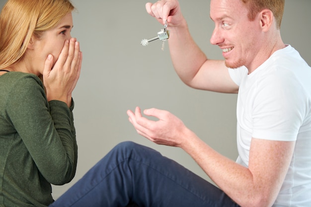 Homme donnant les clés de l'appartement à petite amie