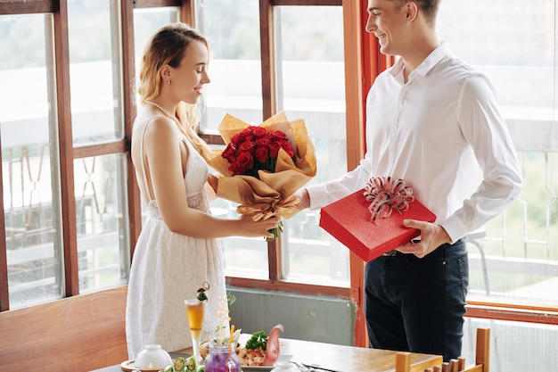 Homme donnant des fleurs à sa petite amie