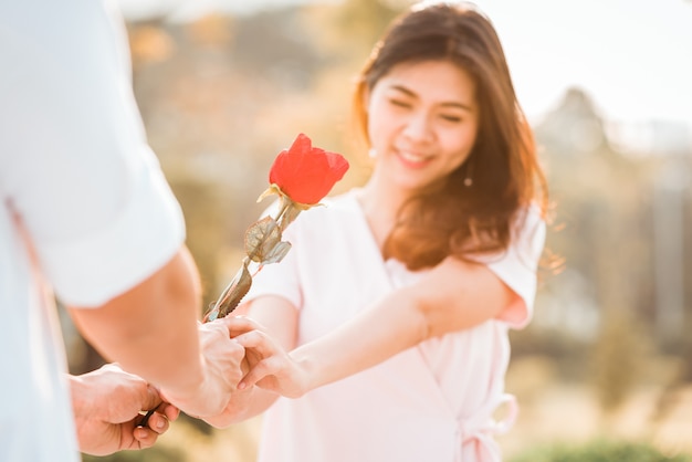 Homme donnant une rose à la femme le jour de la Saint-Valentin