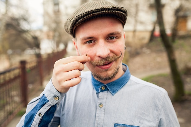 Homme donnant sa moustache