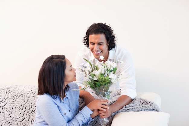 Homme donnant ses fleurs de petite amie