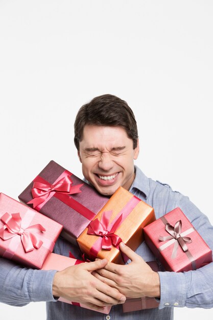 L'homme donne beaucoup de cadeaux