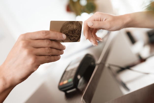 Photo un homme donne à une femme une carte bancaire pour le paiement.