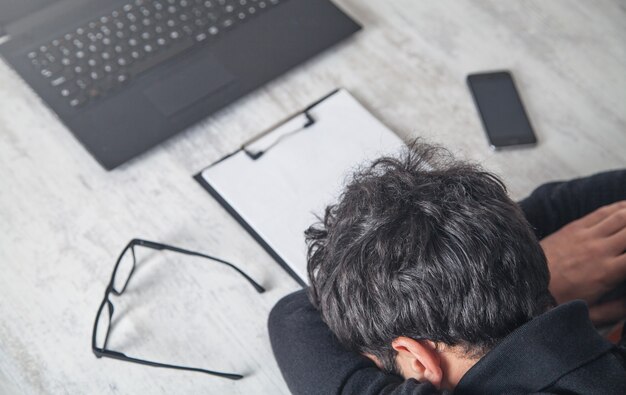 Homme Dormant Sur Un Lieu De Travail Sur Son Bureau