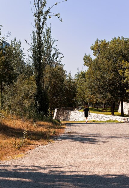 Photo homme avec le dos tourné marchant dans le parc en automne