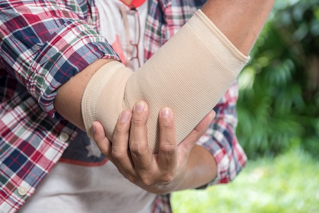 Homme avec douleur au coude. Concept de soulagement de la douleur