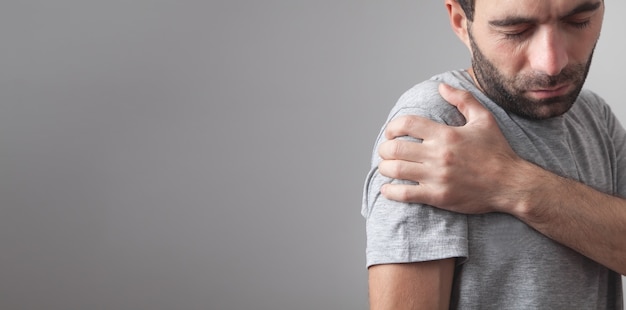 Homme avec une douleur à l'épaule.