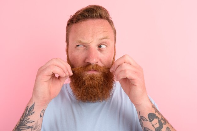 Homme douteux avec barbe et t-shirt bleu clair