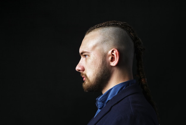 Homme avec des dreadlocks, coupe de cheveux iroquoise