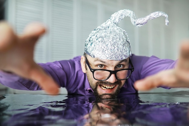 Homme drôle barbu dans une casquette de papier d'aluminium Phobies de l'art conceptuelThéorie du complot Conspiracy Insanity