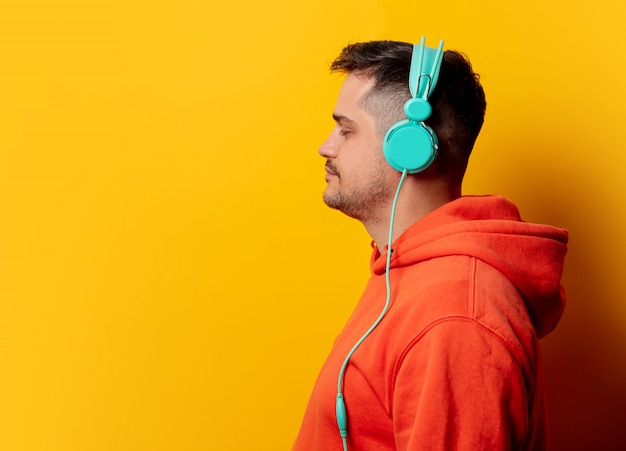 Homme drôle avec un casque sur le mur jaune