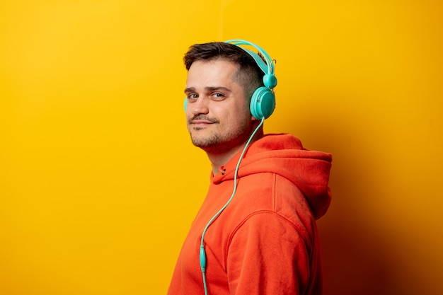 Homme drôle avec un casque sur le mur jaune