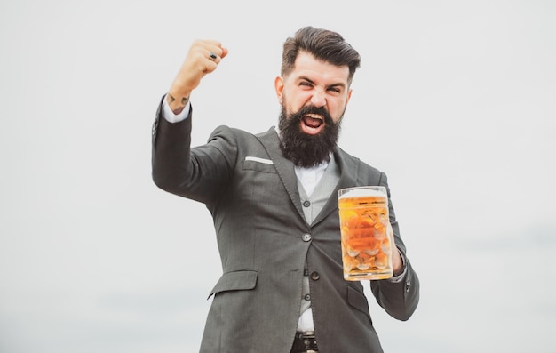 Homme drôle en costume classique tenant un verre avec de la bière à la main homme excité avec bière barman brasseur w
