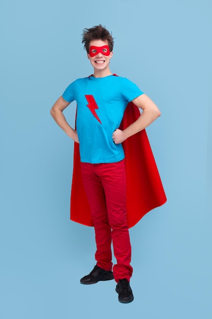 Photo homme drôle en costume de super-héros