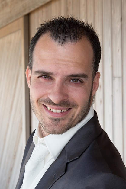 Homme avec du charme avec une chemise sous le fond en bois