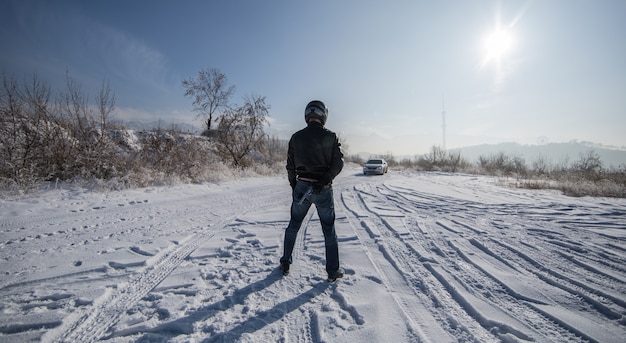 homme du crime avec arme à feu en plein air hiver