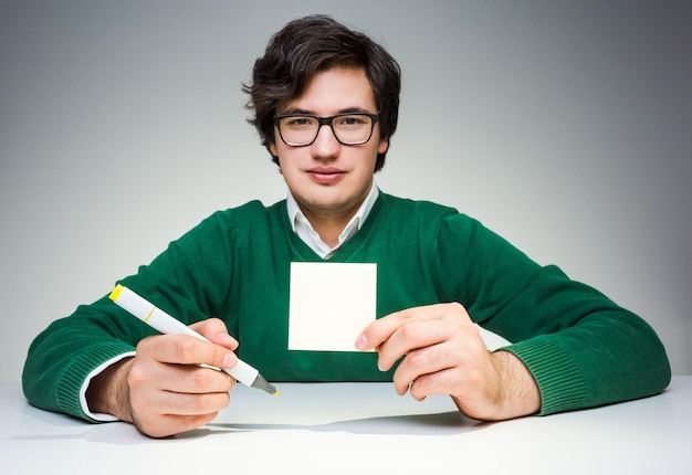 Homme avec du papier