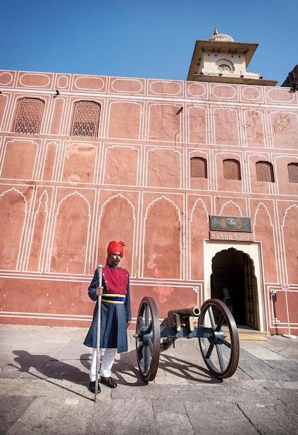 Homme du Rajasthan en turban près du canon