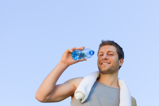 Homme de l&#39;eau potable après la salle de gym