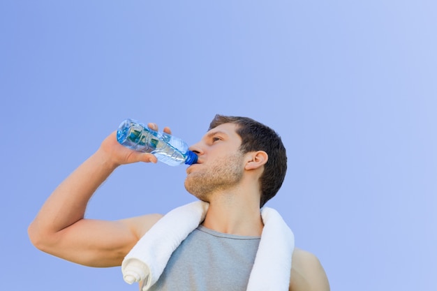 Homme de l&#39;eau potable après la salle de gym