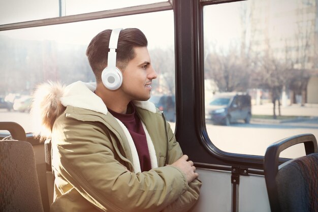 Homme écoutant un livre audio dans un trolleybus