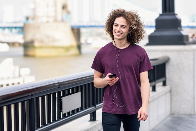 Homme écoutant de la musique en contexte urbain.