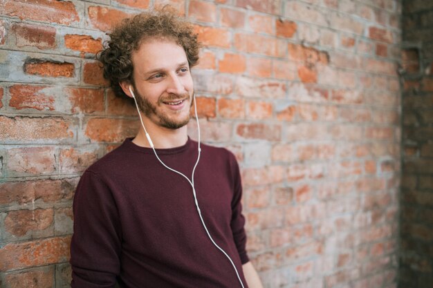 Homme écoutant de la musique avec des écouteurs.