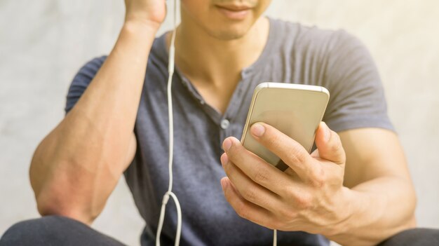 Homme écoutant une musique de smartphone