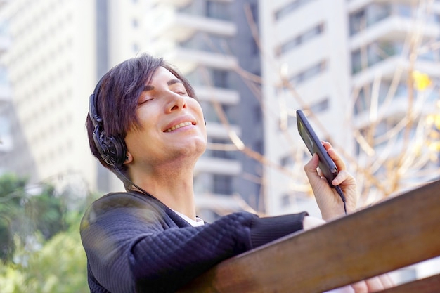 Homme écoutant de la musique avec son smartphone