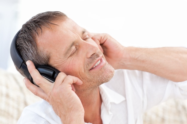 Photo homme écoutant de la musique