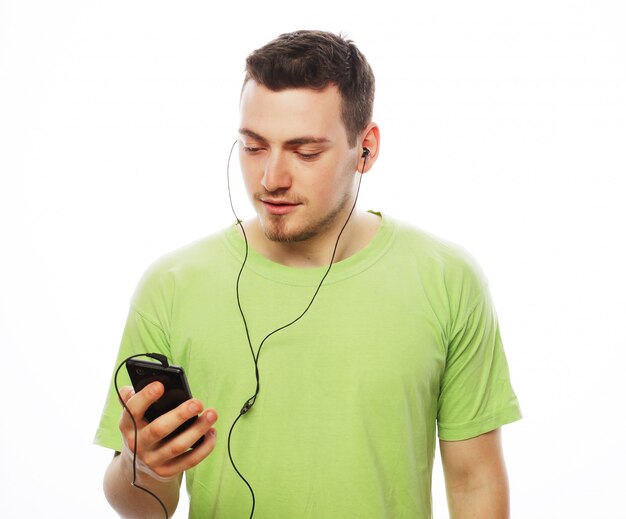 Homme écoute de la musique et à l'aide de smartphone