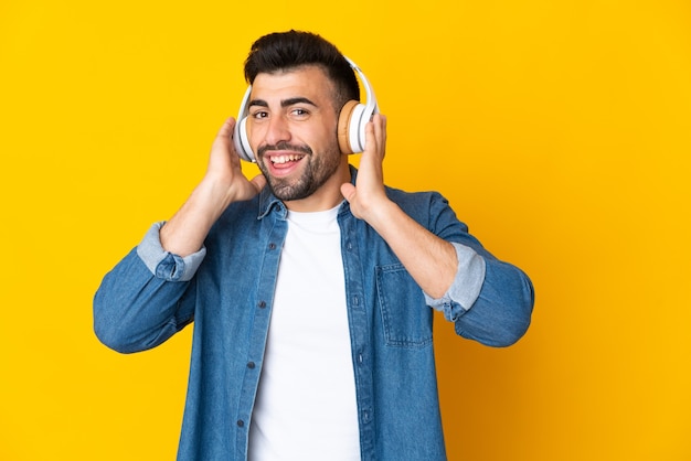 homme écoute de la musique sur fond isolé