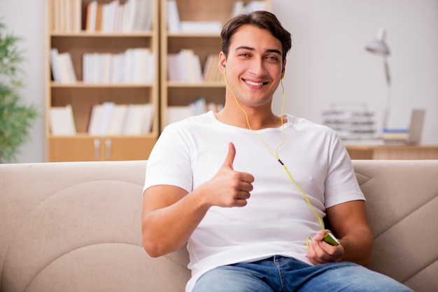 Homme, écoute, musique, reposer dans divan