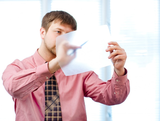 Homme écrit sur blanc