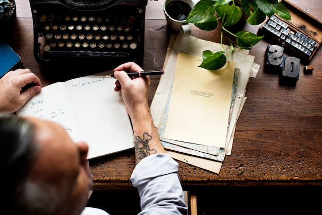 Homme écrivant des notes