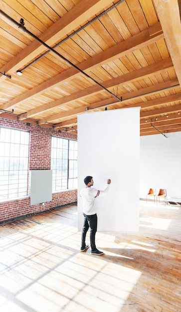 Photo homme écrivant sur un tableau blanc