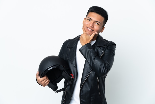 Homme écudorien avec un casque de moto isolé sur fond blanc heureux et souriant